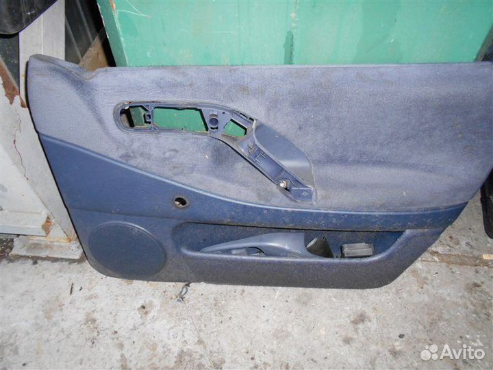 Обшивка двери прав. перед. Volkswagen Passat