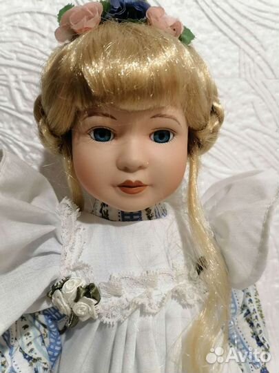 Коллекционная фарфоровая кукла
