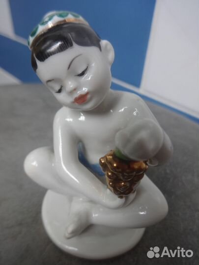 Мальчик с виноградом