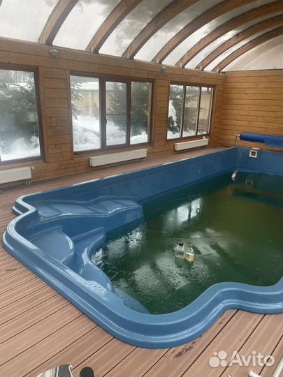 Бассей с павильоном