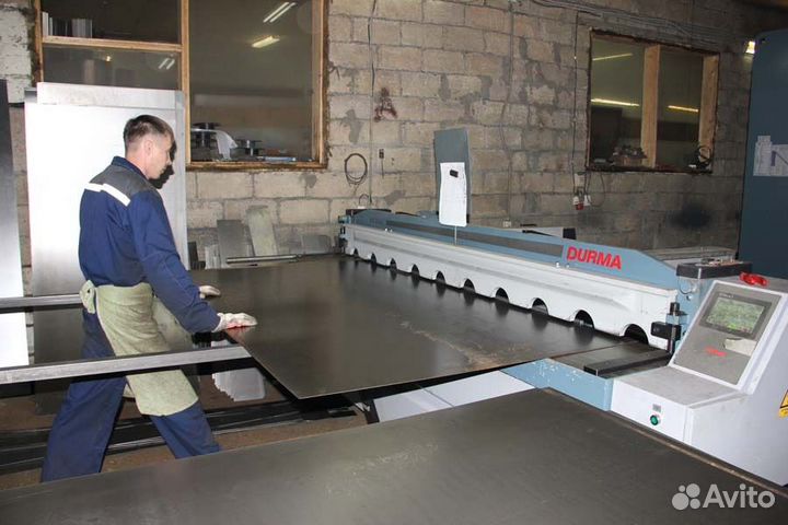 Рубщик металла на гильотине