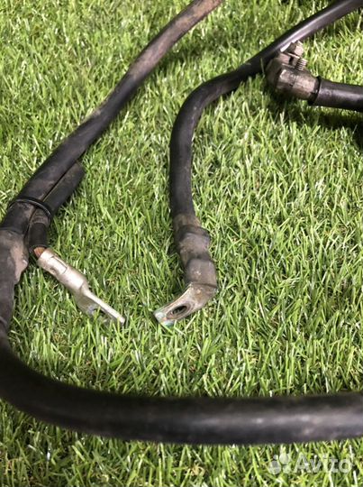 Клеммы аккумулятора минус- плюс Skoda Octavia Tour