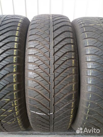 Goodyear Vector 4Seasons 215/60 R17