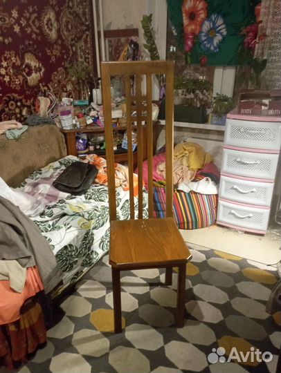 Стул с высокой спинкой