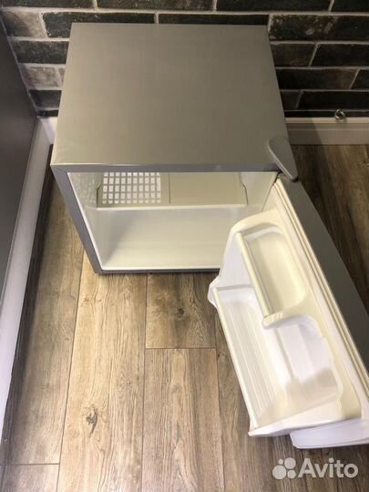 Минихолодильник с морозилкой Daewoo fr-062a ix