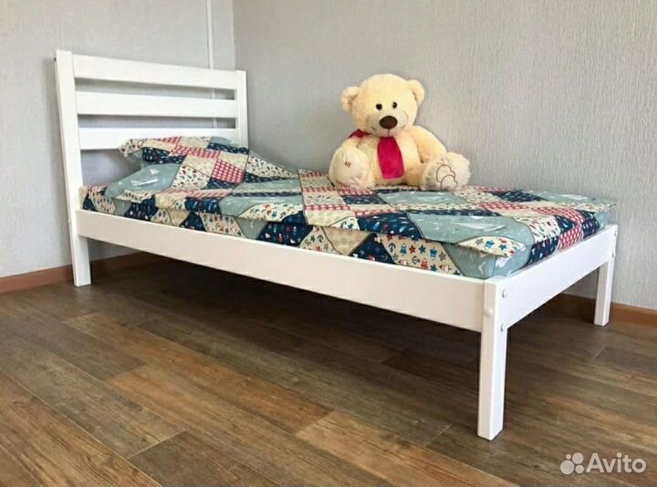 Кровать из массива сосны для подростка