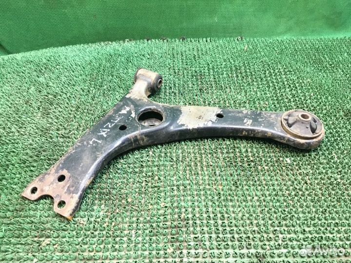 Рычаг подвески передний левый Toyota Matrix ZZE132