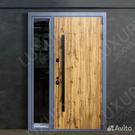 Металлическая входная дверь с боковым стеклом