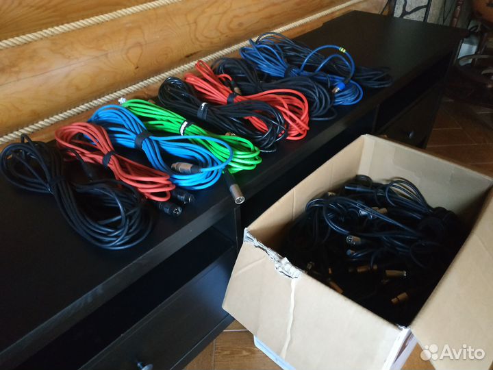 Много. Кабель XLR, Jack 6.3 и 3.5, RCA,Terminal