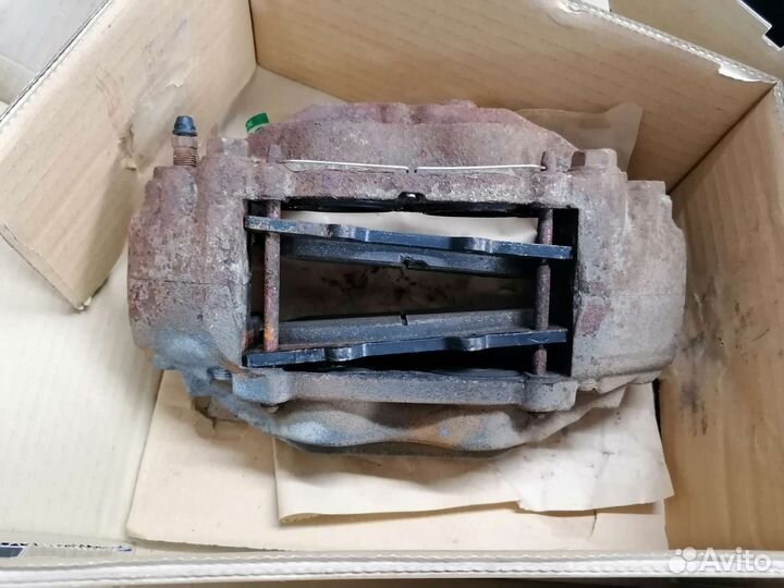 Суппорт тормозной передний Toyota LC200 Lexus LX