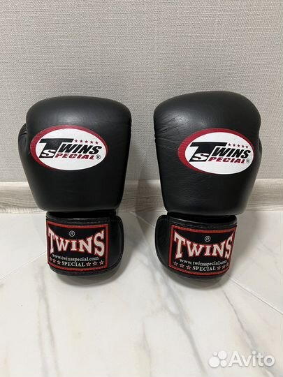 Боксерские перчатки twins 8 OZ