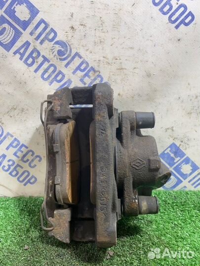 Суппорт передний правый Renault Fluence седан 1.6