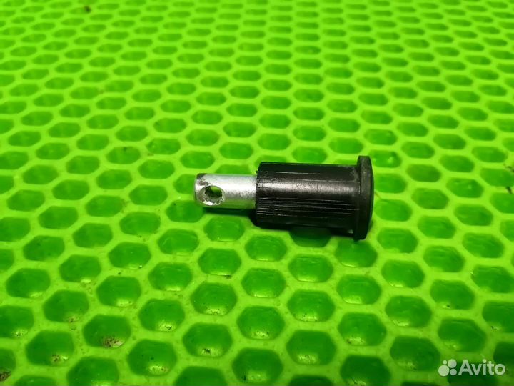 Болт крепления подножки на коляску Yoya