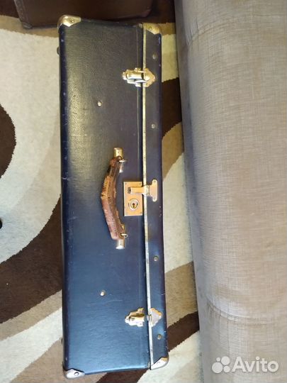 Старинные большие чемоданы с этикеткой