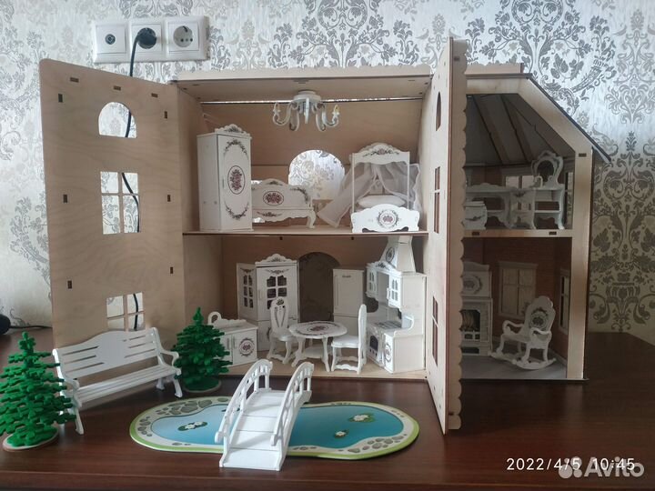Деревянный кукольный домик с мебелью