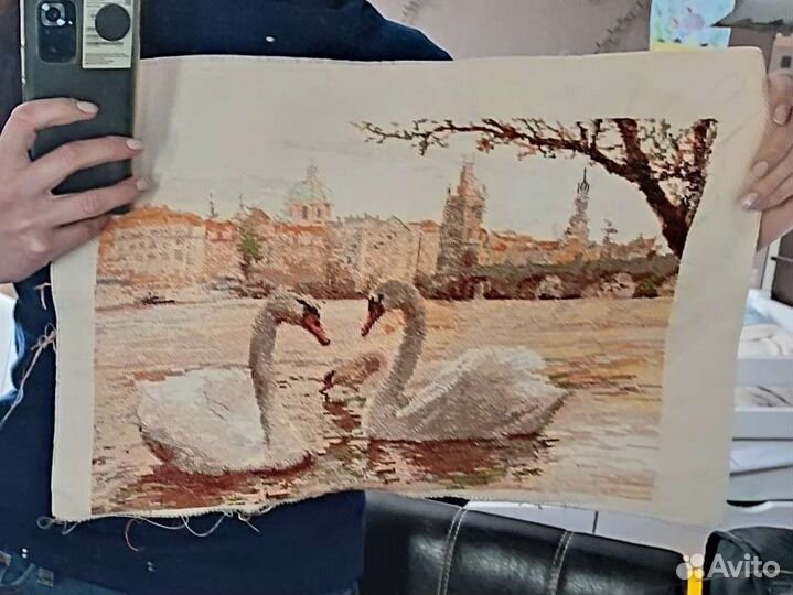 Картина вышитая крестом ручная работа Прага лебеди