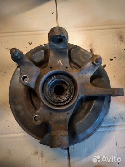 Поворотный кулак Nissan Terrano D21