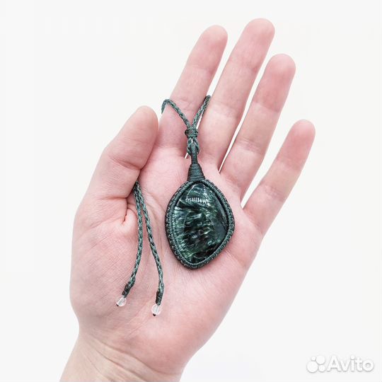 Кулон серафинит