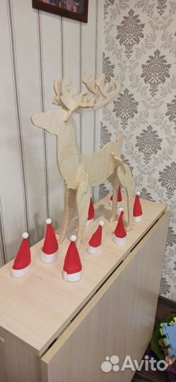 Новогодний олень под елку