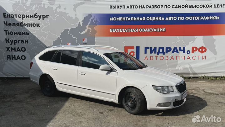 Решетка в бампер центральная Skoda Superb (3T) 3T08536779B9