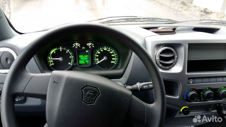 Водитель с личным грузовым авто