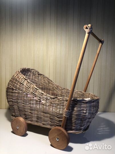 Детская коляска для кукол из плетеной лозы