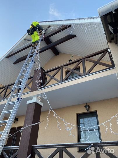 Новогоднее украшение фасада гирляндами и неоном