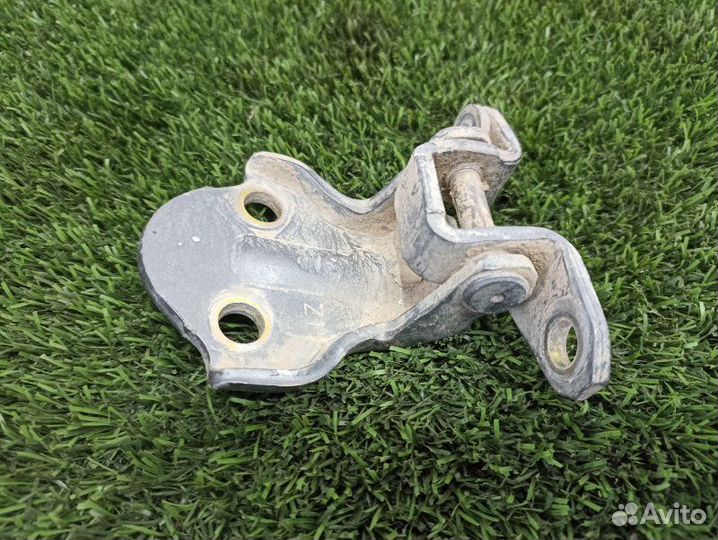 Петля двери задняя правая Mitsubishi Pajero 2 V45W