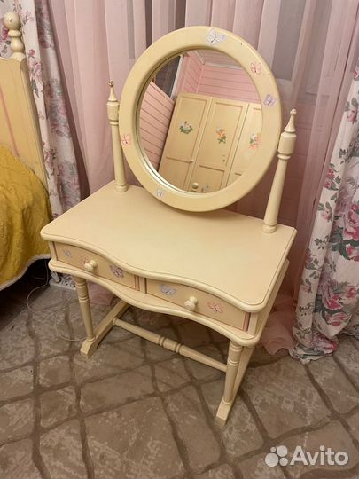 Туалетный столик с зеркалом