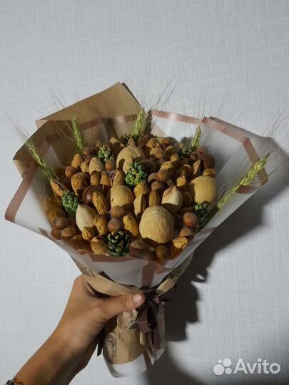Букет из орехов