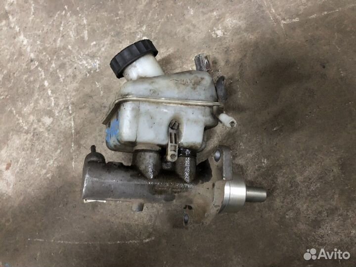 Главный тормозной цилиндр с бачком