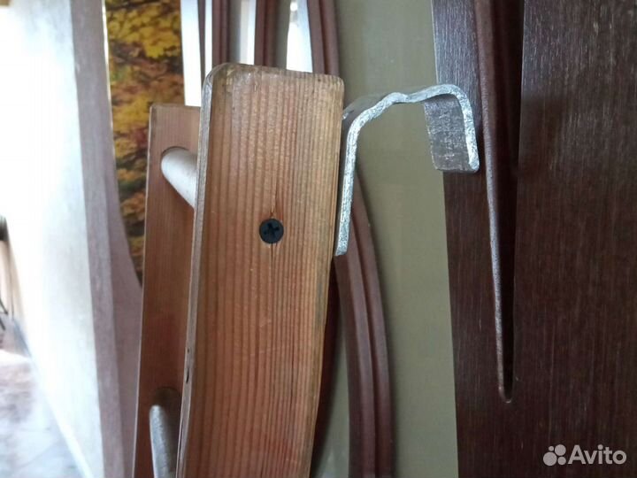 Лестница деревянная из бруса с креплением для кров