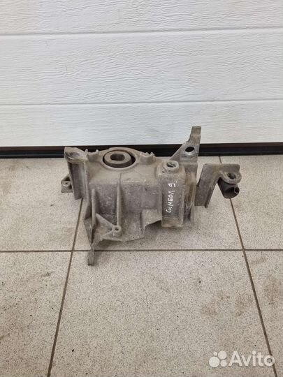 Крепление коробки Рено Симбол