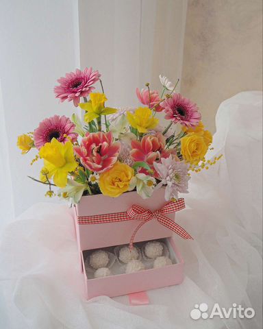 Цветы в коробке со сладостями