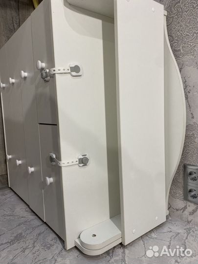 Кровать и комод