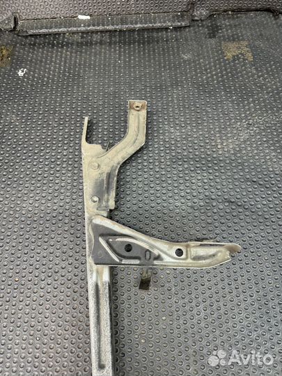 Кронштейн замка капота Toyota Avensis 250 2.4