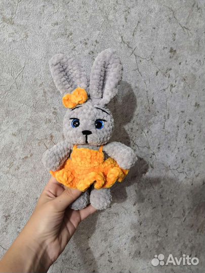 Вязаная зайка в сарафане