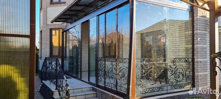 Безрамное раздвижное остекление