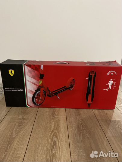 Самокат Ferrari новый
