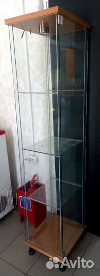 Стеклянная витрина с подсветкой