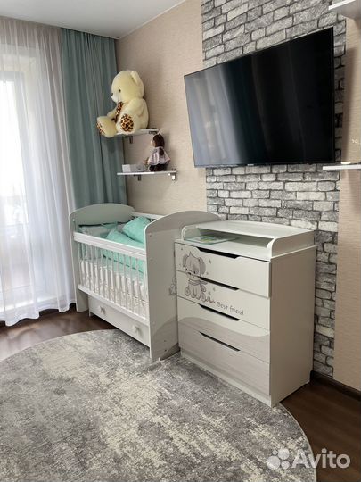 Детская кроватка с маятником