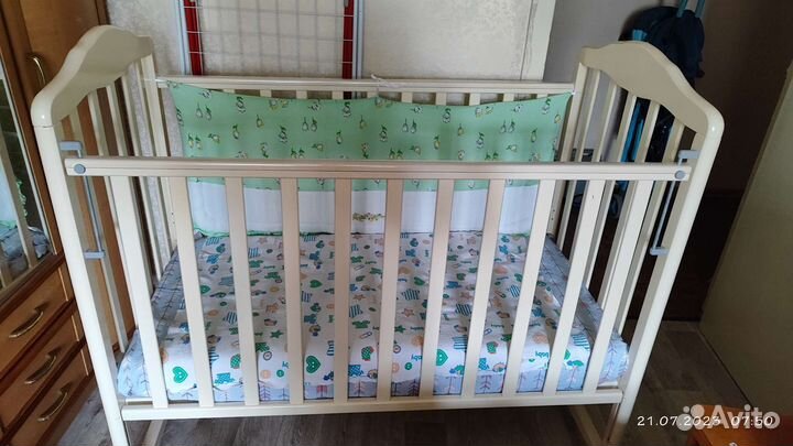 Детская кроватка с маятником
