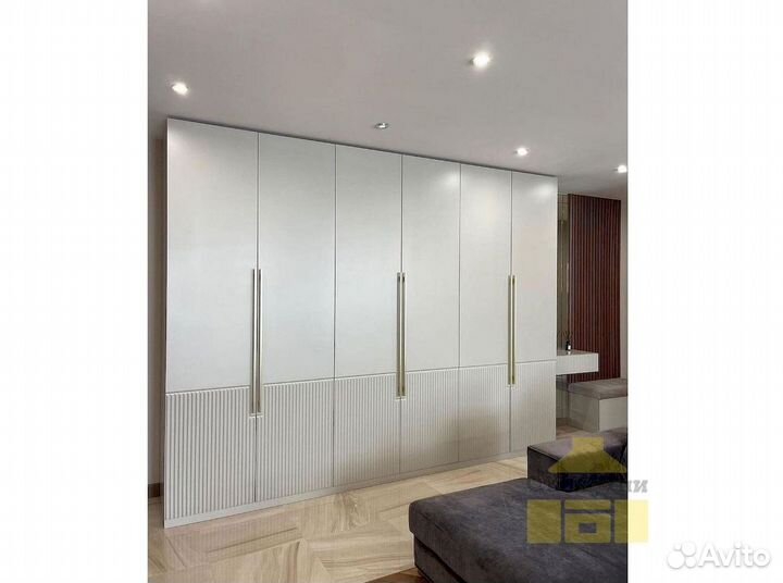 Книжный шкаф