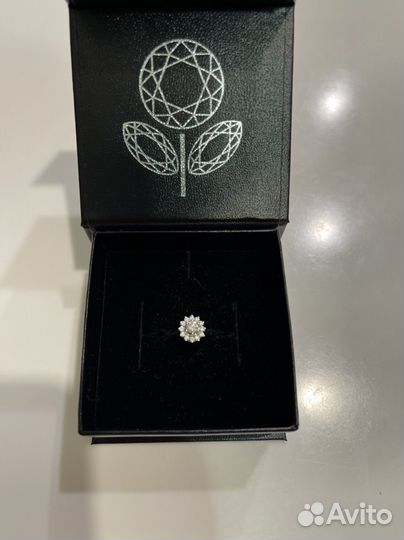 Кольцо с бриллиантом