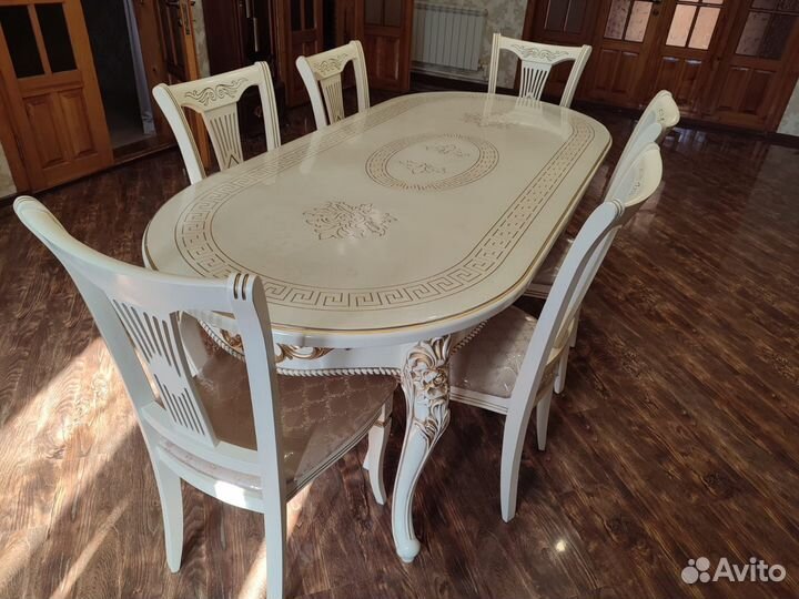 Стол и стулья