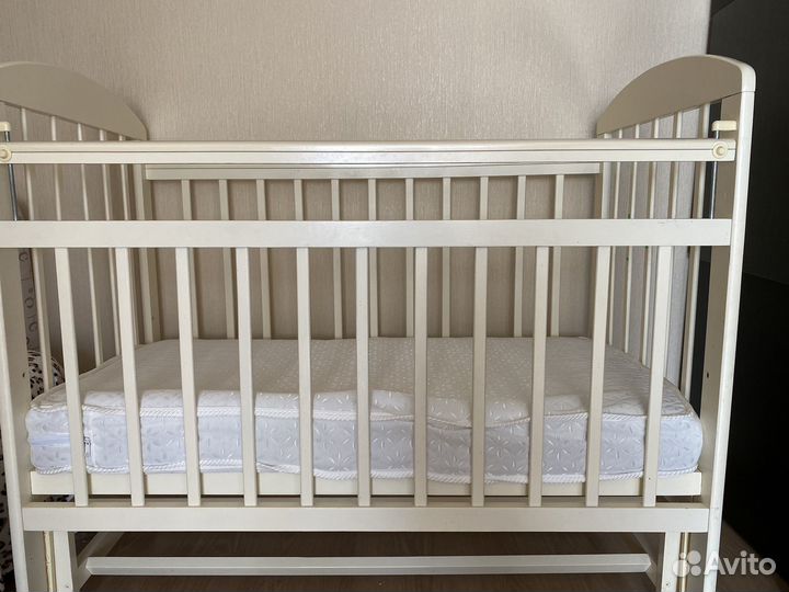 Детская кроватка с маятником