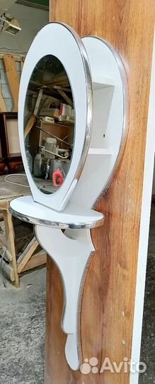 Макияжный столик с зеркалом