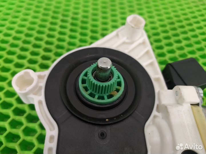 Моторчик стеклоподъемника правый R