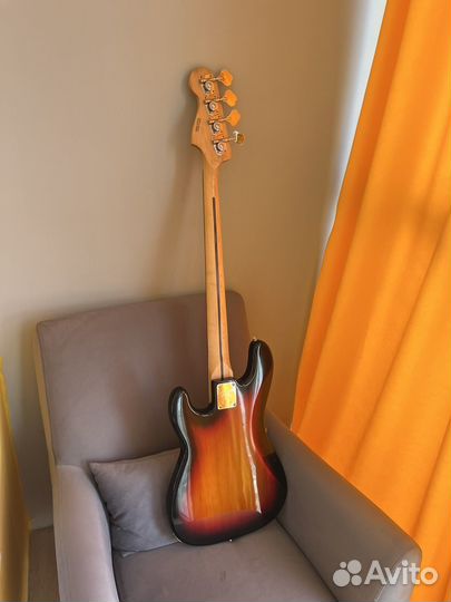 Бас гитара Squier Precision Bass