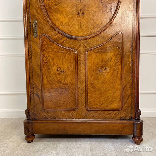 Антикварный платяной шкаф